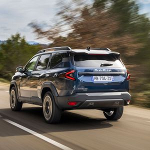 Die Lenkung arbeitet präzise und erteilt eine gute Rückmeldung. Der Federungskomfort ist ausgewogen, das Handling direkt und der Wendekreis überraschend klein.(Bild:  Dacia/Adrien Cortesi)