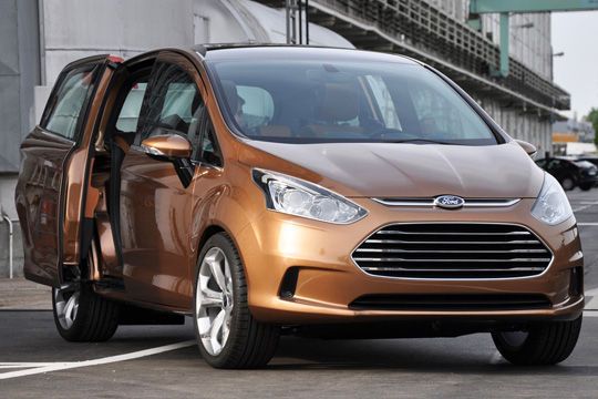 Der dynamischer gezeichnete Mini-Van auf Basis des Fiesta löst den eher kantigen Fusion ab und wird ab Herbst in Deutschland verkauft. (Ford)