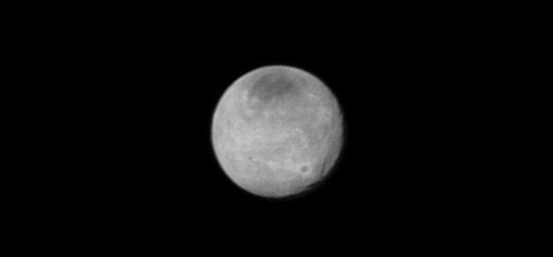 Mission New Horizon: Charon’s newly-discovered system of chasms, larger than the Grand Canyon on Earth, rotates out of view in New Horizons’ sharpest image yet of the Texas-sized moon. (Bild: NASA)