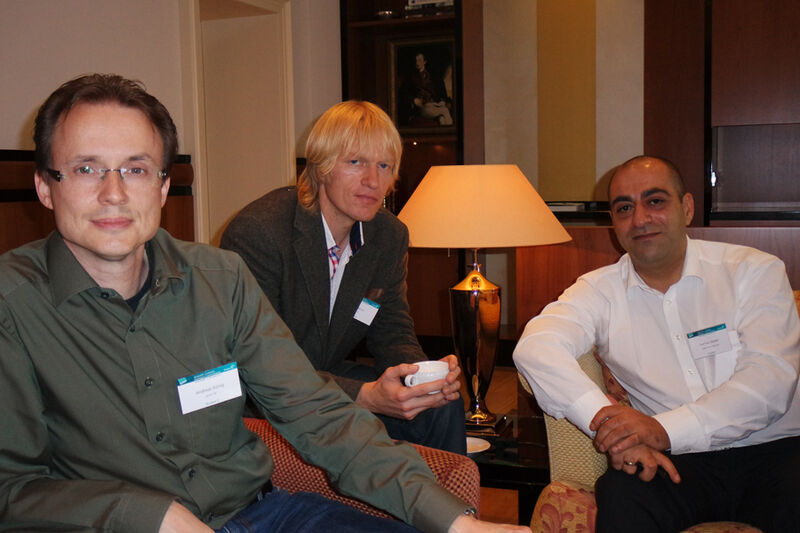 (v. l.) Andreas König (Avnet), Rigo Klemm (CTT) und Hormoz Vardeh (Littlebit) beim Kaffeeklatsch (Bild: IT-BUSINESS)