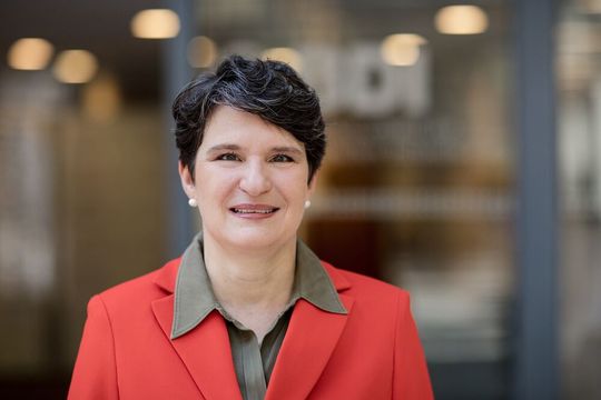 Tanja Gönner ist die Hauptgeschäftsführerin des BDI. Mit Blick auf die Industrie kann sie nur warnen! Jeden Monat verliert die Branche nämlich bedenklich viele Stellen. Doch sie sieht auch Möglichkeiten, das Ruder herumzureißen ...(Bild:  BDI)
