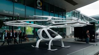Für den insolventen Flugtaxihersteller Volocopter liegt doch noch kein Sanierungskonzept vor. Jetzt stehen die Mitarbeiter auf der Straße ... (Bild: Volocopter)