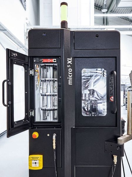 Bei der Skalierung des Arbeitsbereichs der Micro5 XL auf Bauteile mit bis zu 120 mm Kantenlänge konnte Chiron auf das breite Portfolio an Standard-Automatisierungskomponenten von Beckhoff zurückgreifen. (Bild: Beckhoff)