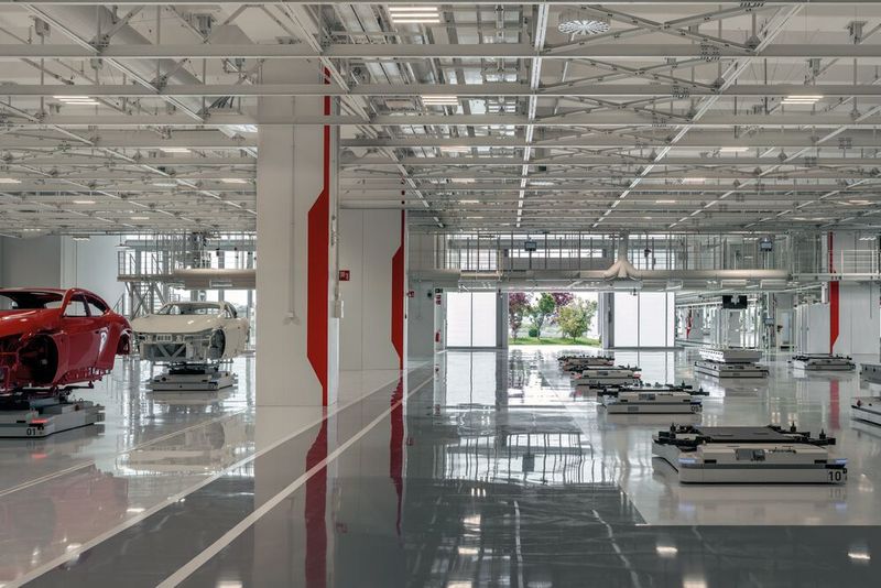 Fahrerlose Transportfahrzeuge transportieren Komponenten oder Fahrzeuge. Sie kommunizieren mittels Ultrabreitband miteinander. (Bild: Duccio Malagamba/Ferrari)