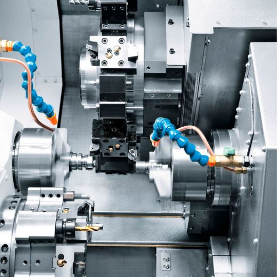 Die Besonderheit der Nakamura-Tome SC-100X2 ist, dass die Vorder- und Rückseitenbearbeitung mit ein und demselben Revolver stattfinden kann. Die Besonderheit der Nakamura-Tome SC-100X2 ist, dass die Vorder- und Rückseitenbearbeitung mit ein und demselben Revolver stattfinden kann.