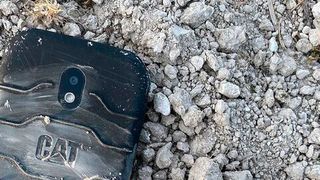 Staub, Wasser und Stürze aus bis zu 1,8 Metern Höhe sollen dem Cat S42 nichts anhaben. (Bullit)