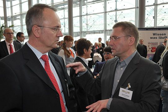 Ulrich Köster, Pressesprecher ZDK, und »kfz-betrieb«-Redakteur Norbert Rubbel diskutieren über zukünftige Vertriebsstrategien. (Archiv: Vogel Business Media)