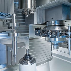 Bild 1: Über Greifer in den beiden Revolvern wird die Vertikaldrehmaschine be- und entladen. Die Werkstückzuführung erfolgt über die seitlichen Automationsbänder.