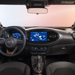 Weniger als vier Liter Verbrauch nennt Toyota für den hybridisierten Aygo X.(Bild:  Toyota)