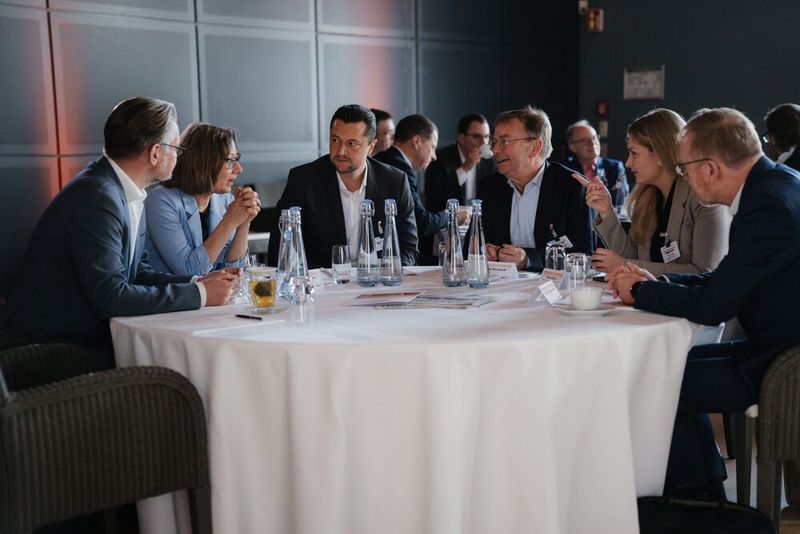 Im regen Austausch (v. l.): FITKO-Präsident Dr. André Göbel, eGovernment-Redakteurin Nicola Hauptmann, David Iwaniuk (Fsas), Wilfried Bernhardt (Rechtsanwalt), Thüringens CIO Milen Starke und Helmut Lämmermeier (msg). (Bild: Manuel Emme Fotografie)