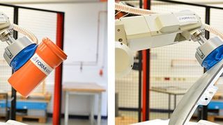 Einem FORMHAND-Greifer gelingt es, mehrere unterschiedliche Objekte zu greifen, indem er sich an die Oberfläche der Bauteile anpasst. (FORMHAND Automation GmbH)