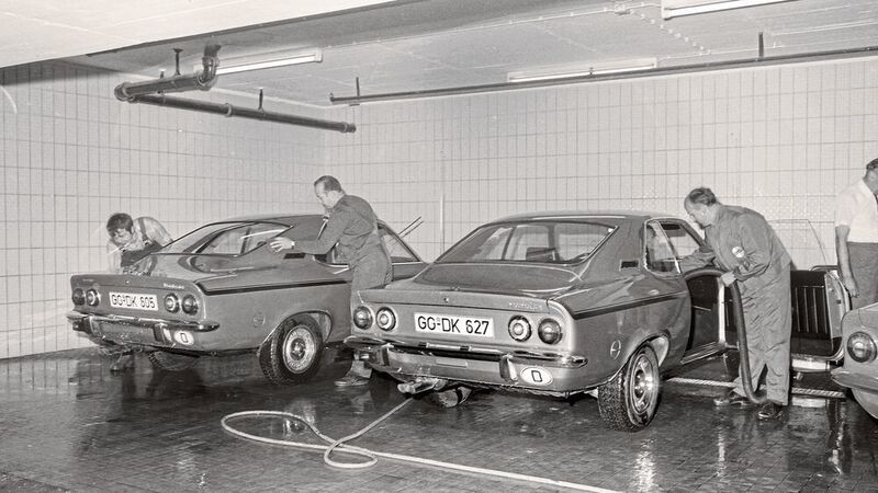 Damals wie heute: Nach einem für die Fahrzeuge zum Teil anstrengenden Tag wurden sie für den nächsten Präsentationstag wieder auf Hochglanz gebracht. (Opel Automobile GmbH)