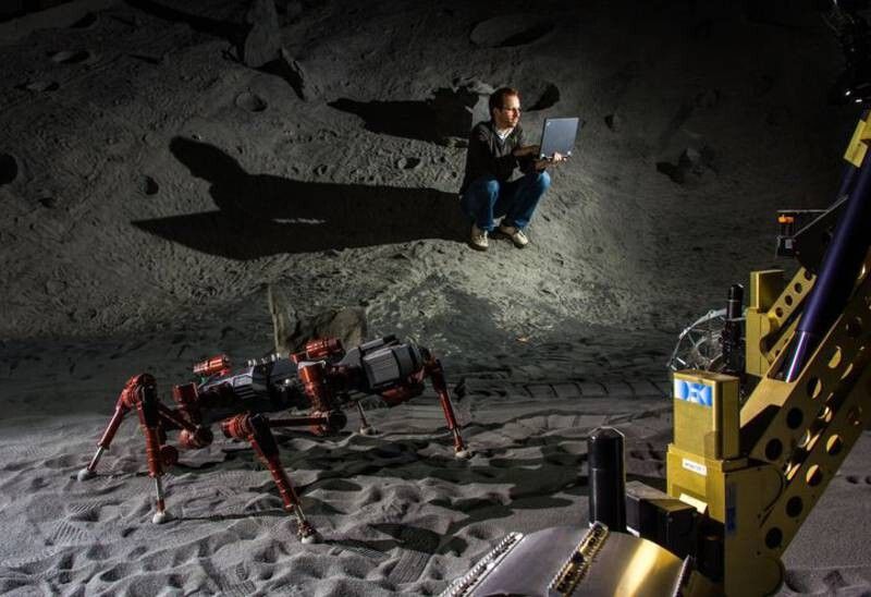 Das in seiner Mobilität einzigartige Robotersystem beim Test in der 288 m² großen Weltraum-Explorationshalle des DFKI Robotics Innovation Center in Bremen. (Bild: DKFI/Florian Cordes)