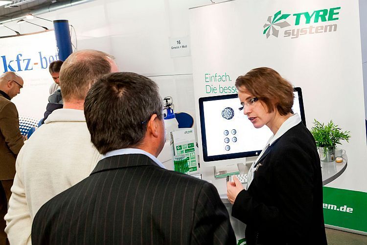 Die Reifenbörse Tyresystem macht das Angebot des Reifengroßhandels transparent – hier demonstriert von Katrin Goller. (Foto: Bausewein)