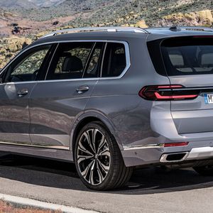 In der Dieselversion schafft es der X7 in 5,9 Sekunden von 0 auf 100 km/h. (Bild:  BMW)