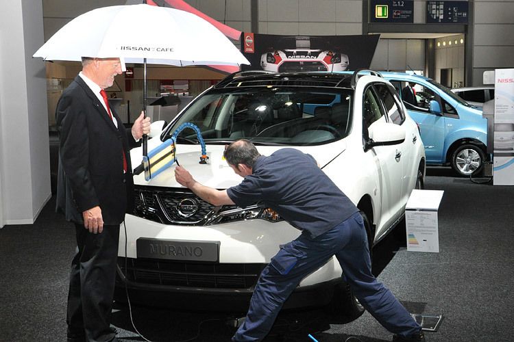 Einen besonderen Hingucker lieferte Nissan am Pressetag mit der Dellenreparatur an diesem Murano. (Foto: Grimm)
