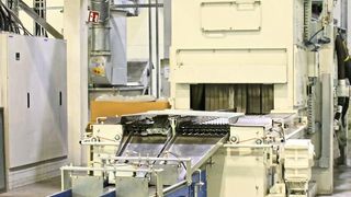 Auslaufseite einer der Agtos-Strahlanlagen bei AE in Gerstungen – sie sind speziell auf das Strahlen von Aluminium ausgelegt. (Vollrath)