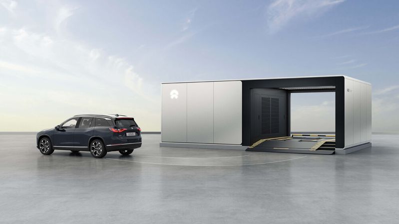 Nio bietet die Möglichkeit, in speziellen Stationen innerhalb von drei Minuten die Fahrzeugbatterie zu tauschen. Nio bietet die Möglichkeit, in speziellen Stationen innerhalb von drei Minuten die Fahrzeugbatterie zu tauschen.