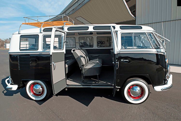 Kenner der Szene vermuten, dass alte VW-Busse in den USA über kurz oder lang in das Preisniveau der Bugatti und Bentley vorstoßen könnten. (Barrett-Jackson)