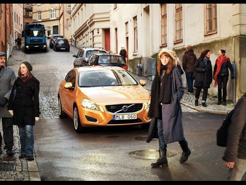 Die Fußgängererkennung mit automatischer Vollbremsung kann Kollisionen mit Fußgängern bis zu einem Tempo von 35 km/h vollständig verhindern, wenn der Fahrer nicht rechtzeitig reagiert. (Archiv: Vogel Business Media)