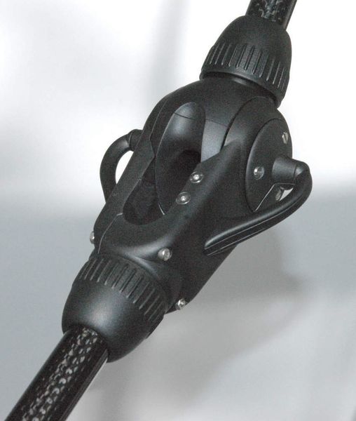 Bionisches Herzstück:  Die hoch verschleißfesten Kunststoff-Gelenke lassen sich nach Belieben konfigurieren. Leitungen werden funktionssicher durch die Gelenke und Arme geführt. (Archiv: Vogel Business Media)