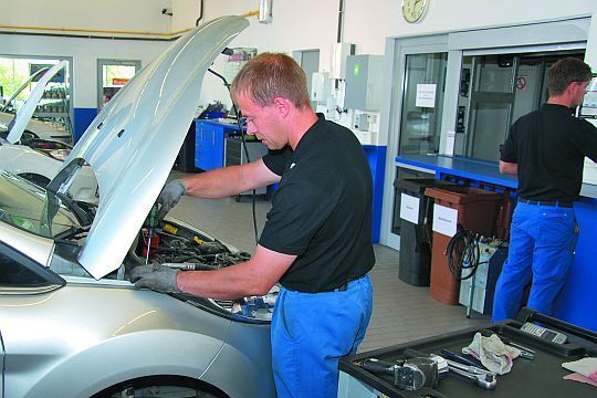 Der sogenannte Theopraktiker nimmt das Fahrzeug an, repariert es, erstellt die Rechnung und übergibt das Auto wieder an den Servicekunden. (Rubbel)