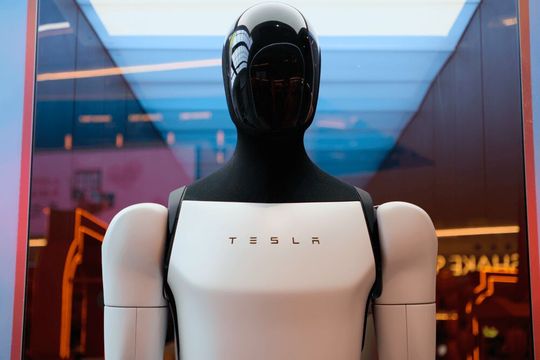 If Elon Musk has his way, you will be able to meet the humanoid Tesla robot Optimus everywhere from the end of 2027 at the latest, because that is when widespread sales are to be launched ...(Image: Tesla)