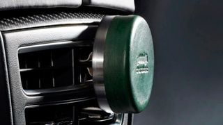 Der etwas andere Innenraumduftspender: Für Liebhaber exklusiver Fahrzeuge bzw. Oldtimer bietet die Marke Charabanc etwas ganz Besonderes. (Charabanc)