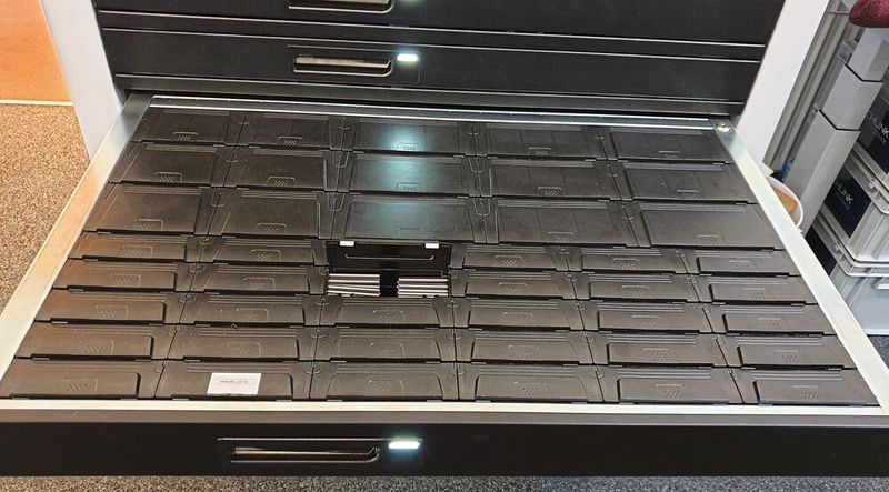 Nach der Eingabe wird eine der acht Schubladen entriegelt und das Fach mit dem gewünschten Artikel öffnet sich. (Bild: Ingersoll)