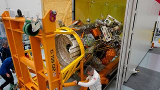 Bei der Entwicklung der Transporthalterung des Mondlandefahrzeugs setzten Intuitive Machines und der US-amerikanische Hebetechnik-Spezialist The Caldwell Group, Inc. auf den Anschlagpunkt ACP-Turnado von RUD (im Bild am oberen Ende der Transporthalterung zu erkennen). Er ermöglicht ein besonders sicheres Heben und Wenden schwerer Lasten. (Bild: Caldwell)