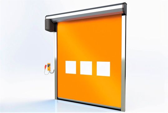 Alpha Deuren bietet jetzt auch solche Schnelllauftore im Baukastenprinzip an. Sie öffnen und schließen besonders flott und sicher, schützen dabei aber Mensch und Material, heißt es. Hier ein Beispiel in leuchtendem Orange inklusive Sichtelementen.(Bild:  Alpha Deuren)