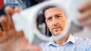 Bei der Entwicklung von Vorserienteilen gewinnen Konstruktion und Projektingenieure durch schnelle, eigenständige Beschaffung wertvollen Spielraum – innerhalb der klaren Leitplanken des Einkaufs.  (Bild: Daniel Ingold - © Imago/Westend61)