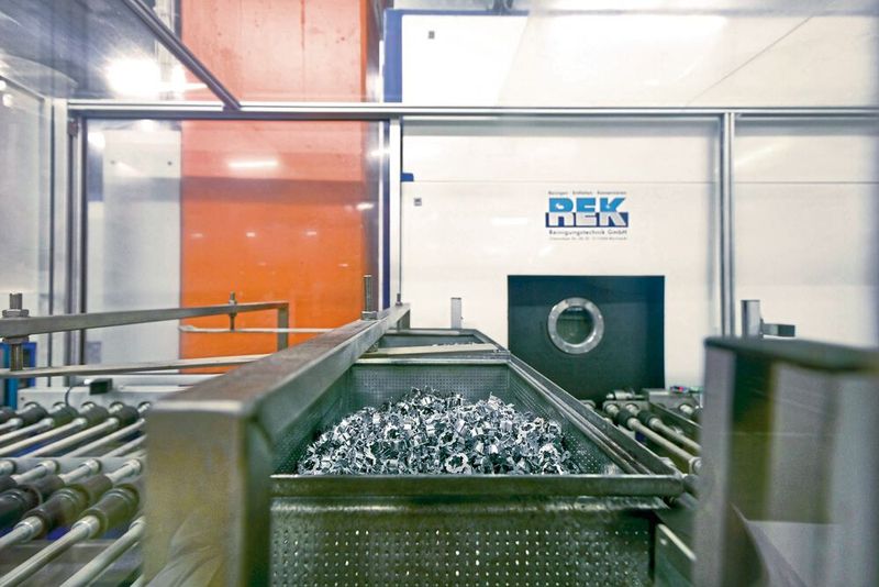 Pure Sauberkeit: Die Einzelteile für die Schrittmotoren nach dem Entfettungsprozess.  (Bild: Richard Geiss GmbH)