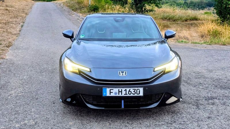 Die Fahrzeugfront wirkt mit ihren schlanken LED-Scheinwerfern und der sportlichen Lippe ebenfalls sehr sportlich. Die Honda-Designer haben sich bei der Frontgestaltung von Segelflugzeugen inspirieren lassen. (Bild: Mauritz – VCG)