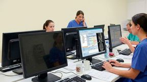 Das KIS bildet das digitale Rückgrat eines jeden Krankenhauses. Bei der Wahl des „richtigen“ KIS schwingt daher immer auch eine politische Komponente mit. (Bild: Gemini / KI-generiert)