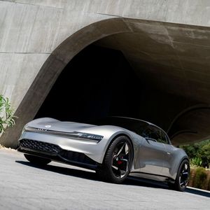 Das diametral entgegengesetzte Marktsegment bedient der Ronin. Benannt nach einem herrenlosen Samurai-Krieger ist der Sportwagen ein GT für lange Strecken. Sein Preis (umgerechnet 425.000 Euro) und die limitierte Stückzahl von 999 Stück verdeutlichen seine Exklusivität. (Bild:  Fisker)