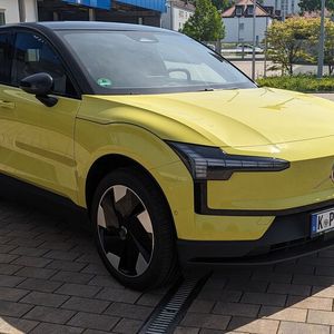 1. Das Design: Die Außenanmutung des EX30 ist frisch und modern. Das Kompakt-SUV hat einen eigenständigen Auftritt, ist aber gleichwohl sofort als Volvo-Modell erkennbar.(Bild:  Simon – VCG)