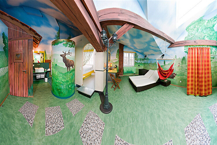 Naturverbunden ist der Camping-Raum mit integriertem Wohnwagen-Abteil und idyllischer Berglandschaft. (Foto: V8 Hotel/Frank Hoppe)