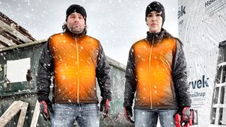 Die beheizbare Arbeitskleidung von Milwaukee soll vor Auskühlung schützen und strapazierfähig sein. (Bild: Milwaukee)