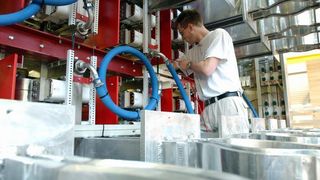 Montage eines Gleichrichters in Turgi. (Archiv: Vogel Business Media)