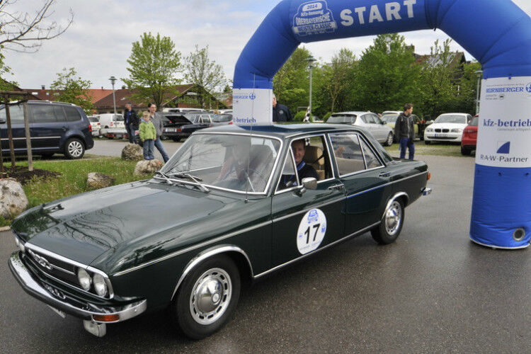 Team Vogel: Klaus Maurer, der einen exklusiven Startplatz beim »kfz-betrieb« gewonnen hatte, startete mit einem Audi 100 LS (Baujahr 1972). (Foto: Zietz)