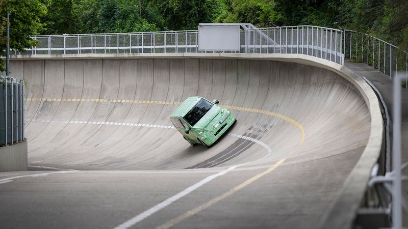 Bis zu 500 Kilometer weit sollen die neuen Modelle rein elektrisch fahren können. (Bild: Mercedes-Benz)