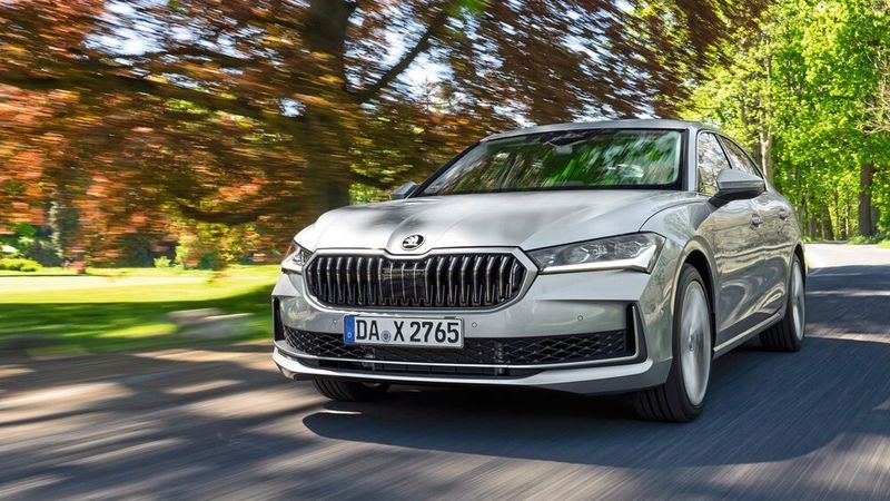 Erst in der ersten Jahreshälfte 2025 folgt dann mit dem Plug-in-Hybrid (51.350 Euro) ein Modell mit einem derzeit wieder häufiger nachgefragten Antrieb, der es auf beachtliche 120 Kilometer rein elektrische Reichweite bringt. (Bild: Skoda)