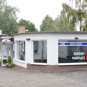 Von der Einfahrt steuern die Werkstattbesucher direkt auf die Reparaturannahme zu. (Bild:  Rubbel/»kfz-betrieb«)