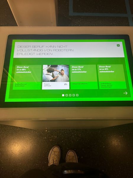 Während der Beruf der Bankkauffrau bzw. des Bankkaufmannes zu 88 Prozent automatisierbar ist, sehen sich Frisörinnen und Frisöre nicht im Konkurrenzkampf mit Maschinen. (© cm)