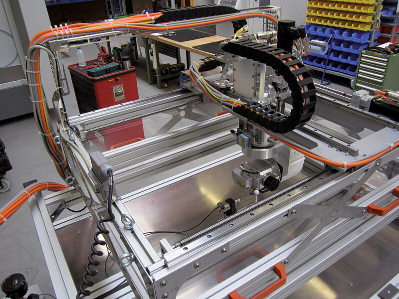 Die Frässpindel der mobilen Maschine ist für die Fünf-Achs-Bearbeitung ausgelegt. Ein Laser-scanner digitalisiert die Bauteiloberfläche zur Generierung der lagengenauen Fräsbahnen. (Bild: Primacon)