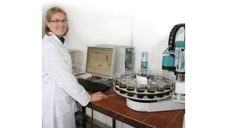 Abb. 1: Hilke Schulte aus dem Labor „Spezielle anorganische Analytik (Boden, Kompost)“ am tiamo-gesteuerten pH-Messsystem.  (Bild: LUFA NRW)