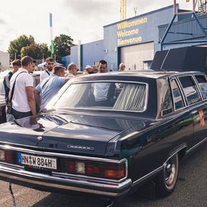 Der GAZ-14 „Tschaika“ wurde vom Gorkowski Awtomobilny Sawod (GAZ) ab 1977 in Serie gebaut wurde. Er war unterhalb der Staatslimousine ZIL-4104 angesiedelt und diente vornehmlich als Dienstwagen höherer Funktionäre im Staatsapparat der Sowjetunion.(Bild:  Technikmuseum)