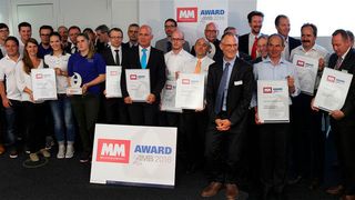 Die große Runde der Sieger: Sowohl die Nominierten als auch die Gewinner des MM-Award zur AMB feierten am ersten Messeabend. (MM Maschinenmarkt)