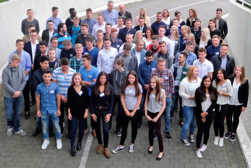 Die 65 neuen Auszubildenden der Hülpert-Gruppe sind in einer eigenen Ausbildungsgesellschaft angestellt. (Hülpert)